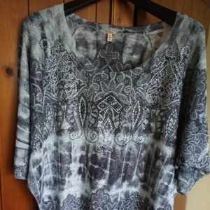 EUC Reba 3X Quarter Sleeve Grey/Blk/White Top w/ Lots of Bling